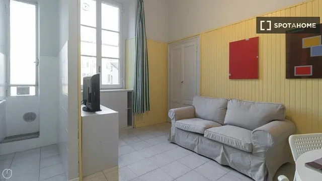 Wohnzimmer; fliesenboden, tageslicht