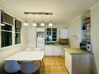 Cozinha; chão de azulejo, eletrodomésticos, luz natural