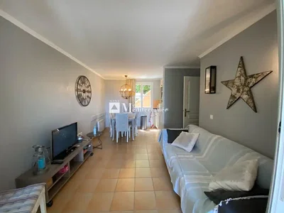 Sala de estar; chão de azulejo, luz natural, estilo moderno