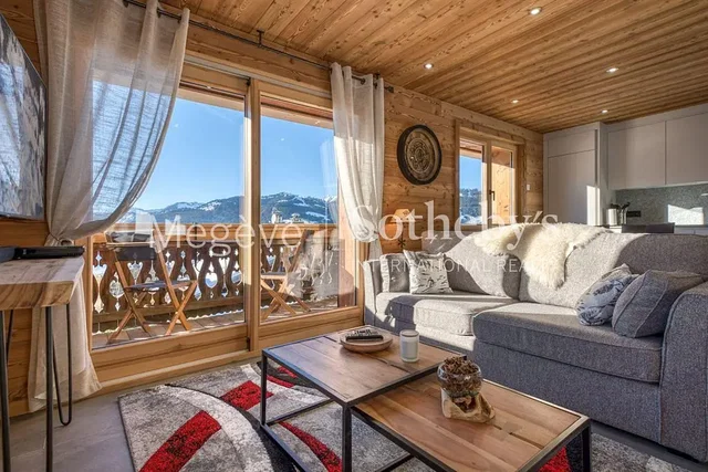 Wohnzimmer; blick, holzbalken, tageslicht, rustikaler stil, holzboden