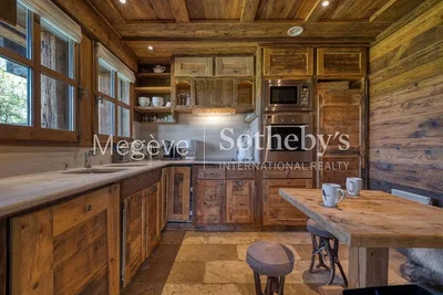 Cuisine; poutres en bois, parquet, style rustique, électroménager, lumière naturelle
