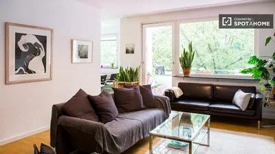 Living room; natural light, wood floor, modern style