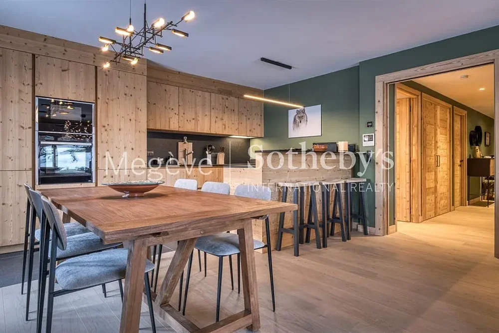 Cuisine; parquet, électroménager, lumière naturelle