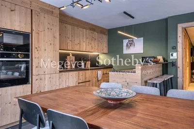 Cuisine; électroménager, poutres en bois, style rustique, rénové, lumière naturelle