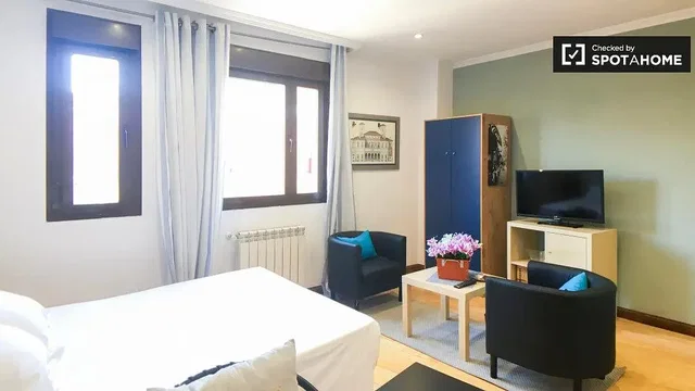 Bedroom; natural light, modern style