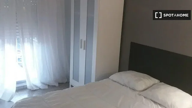 Ložnice; přirozené světlo, dřevěná podlaha