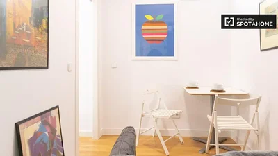 Salon; style moderne, lumière naturelle, parquet