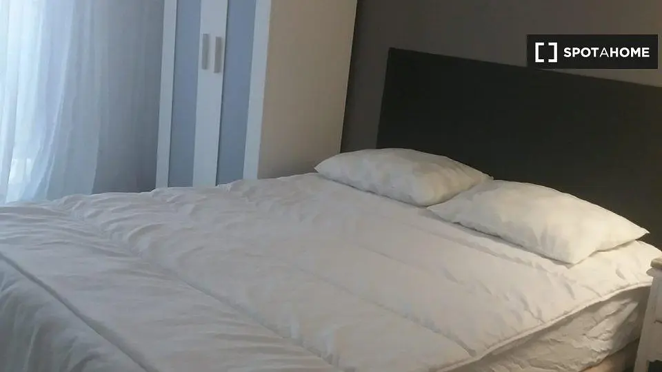 Ložnice; přirozené světlo, moderní styl