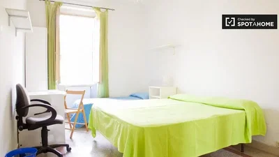 Ložnice; přirozené světlo, dřevěná podlaha