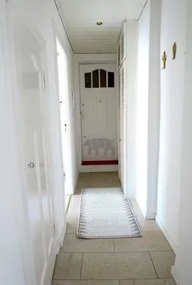 Γκαρνταρόμπα; πλακάκια, φυσικό φως
