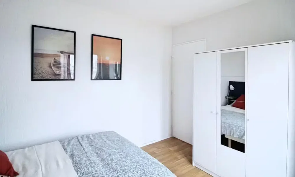 Schlafzimmer; holzboden, tageslicht