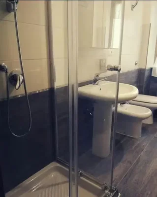 مرحاض; أرضية من البلاط