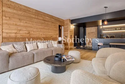 Wohnzimmer; holzbalken, holzboden, moderner stil, tageslicht