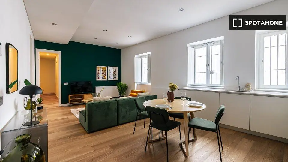 Living room; natural light, modern style, wood floor