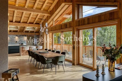 Sala da pranzo; travi in legno, pavimento in legno, luce naturale, stile rustico, elettrodomestici