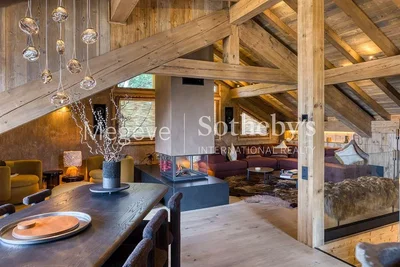 Soggiorno; travi in legno, camino, pavimento in legno, stile rustico, luce naturale