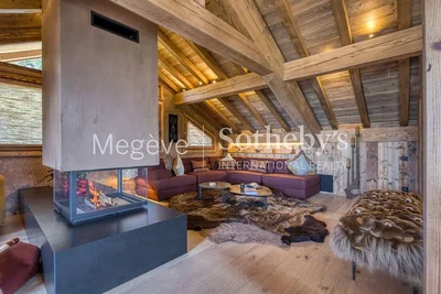 Soggiorno; camino, travi in legno, pavimento in legno, stile rustico, luce naturale
