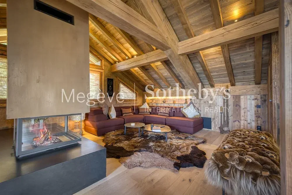 Soggiorno; travi in legno, camino, pavimento in legno, stile rustico, luce naturale