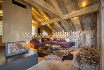 Soggiorno; travi in legno, camino, pavimento in legno, stile rustico, luce naturale