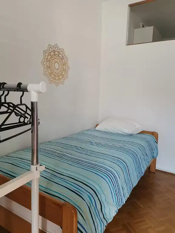 Schlafzimmer; holzboden, tageslicht