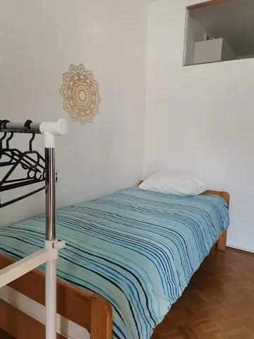 Υπνοδωμάτιο; ξύλινο πάτωμα, φυσικό φως