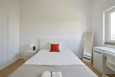 Ložnice; dřevěná podlaha, přirozené světlo