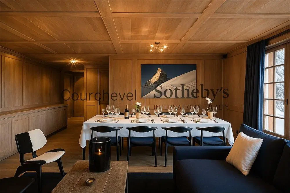 Sala da pranzo; travi in legno, pavimento in legno, luce naturale, stile rustico