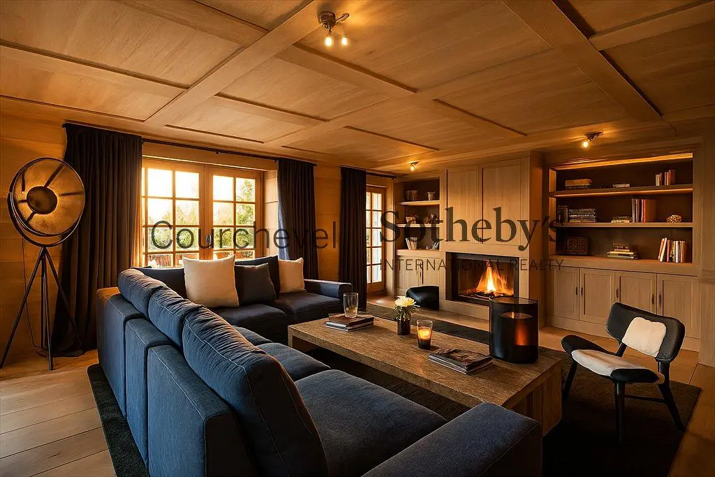 Soggiorno; camino, pavimento in legno, luce naturale, stile rustico