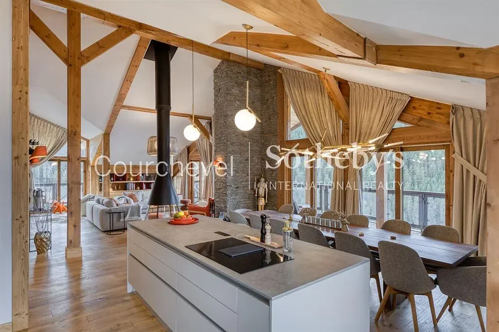 Cucina; travi in legno, pavimento in legno, luce naturale, stile rustico, elettrodomestici