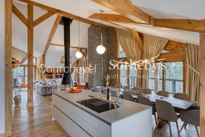 Cucina; travi in legno, pavimento in legno, luce naturale, stile rustico, elettrodomestici
