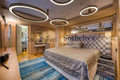 Camera da letto; pavimento in legno, luce naturale, stile moderno