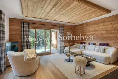 Soggiorno; travi in legno, pavimento in legno, luce naturale, stile rustico