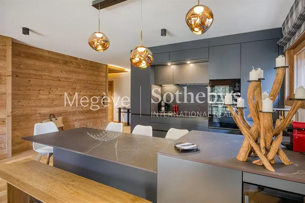 Cucina; elettrodomestici, travi in legno, stile moderno, luce naturale