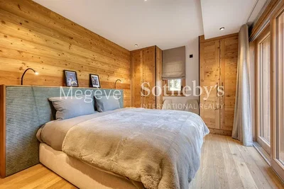 Camera da letto; pavimento in legno, travi in legno, luce naturale, stile rustico