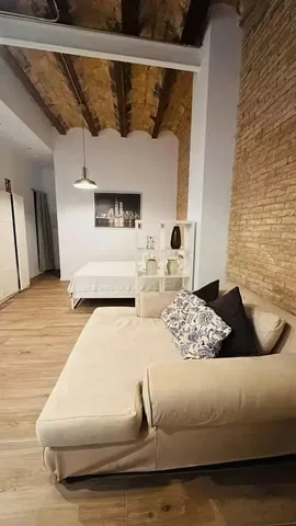 Camera da letto; travi in legno, pavimento in legno, luce naturale