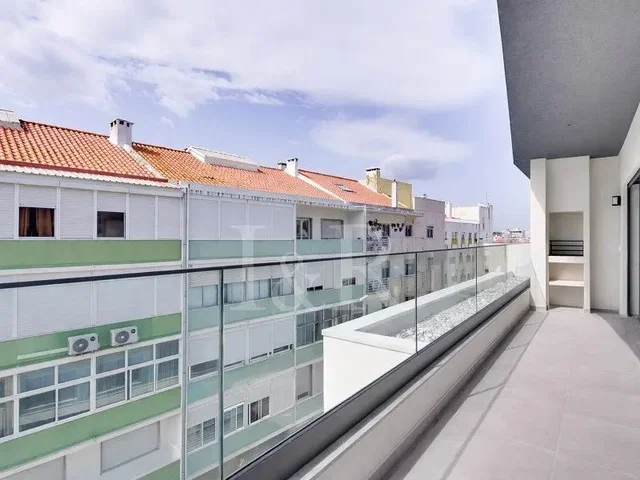 Balcone; vista, pavimento in piastrelle, luce naturale