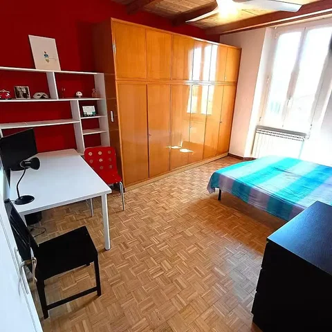 Ložnice; dřevěná podlaha, přirozené světlo