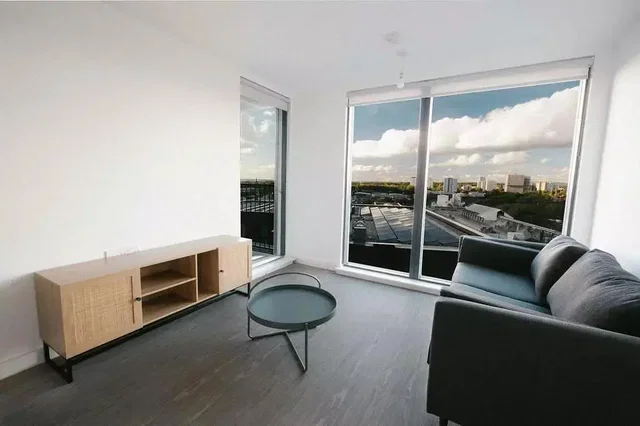 Salon; vue, parquet, lumière naturelle