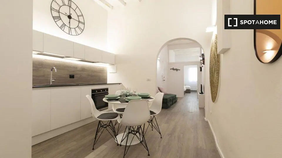 Cucina; elettrodomestici, pavimento in legno, luce naturale, stile moderno
