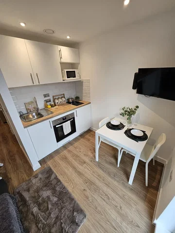 Cuisine; électroménager, parquet, lumière naturelle