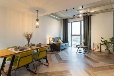 Soggiorno; pavimento in legno, luce naturale, stile moderno