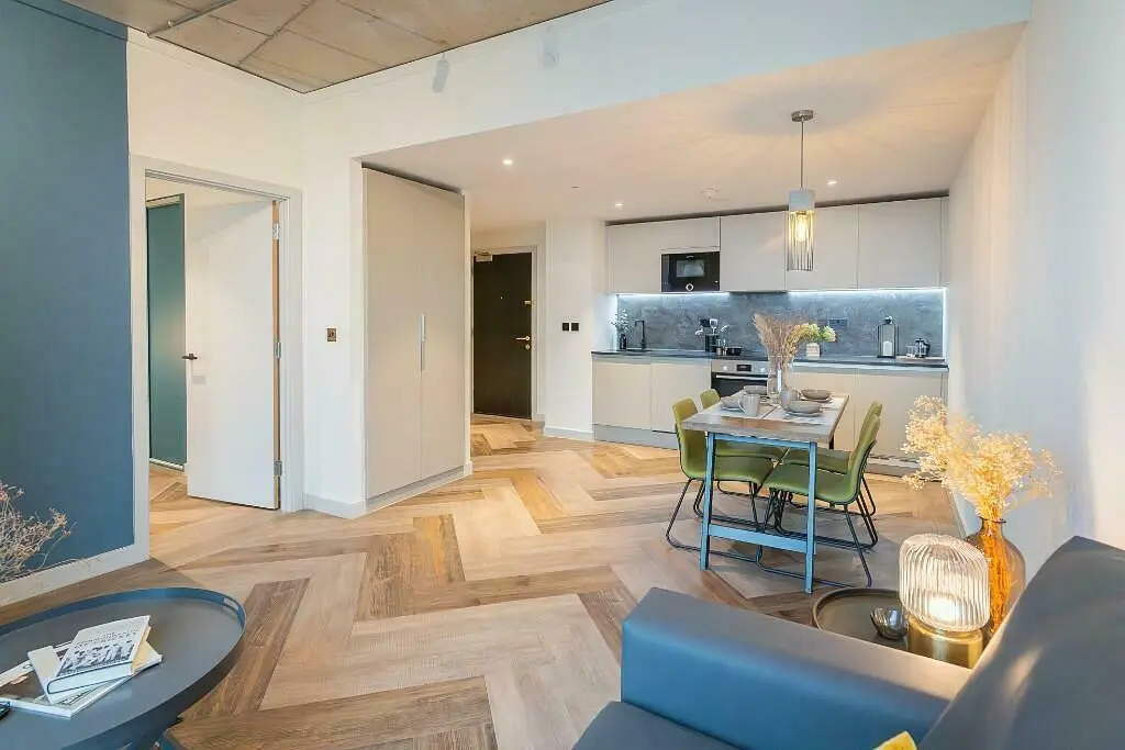 Soggiorno; elettrodomestici, pavimento in legno, luce naturale, stile moderno, ristrutturato