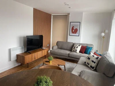 Obývací pokoj; dřevěná podlaha, přirozené světlo, moderní styl