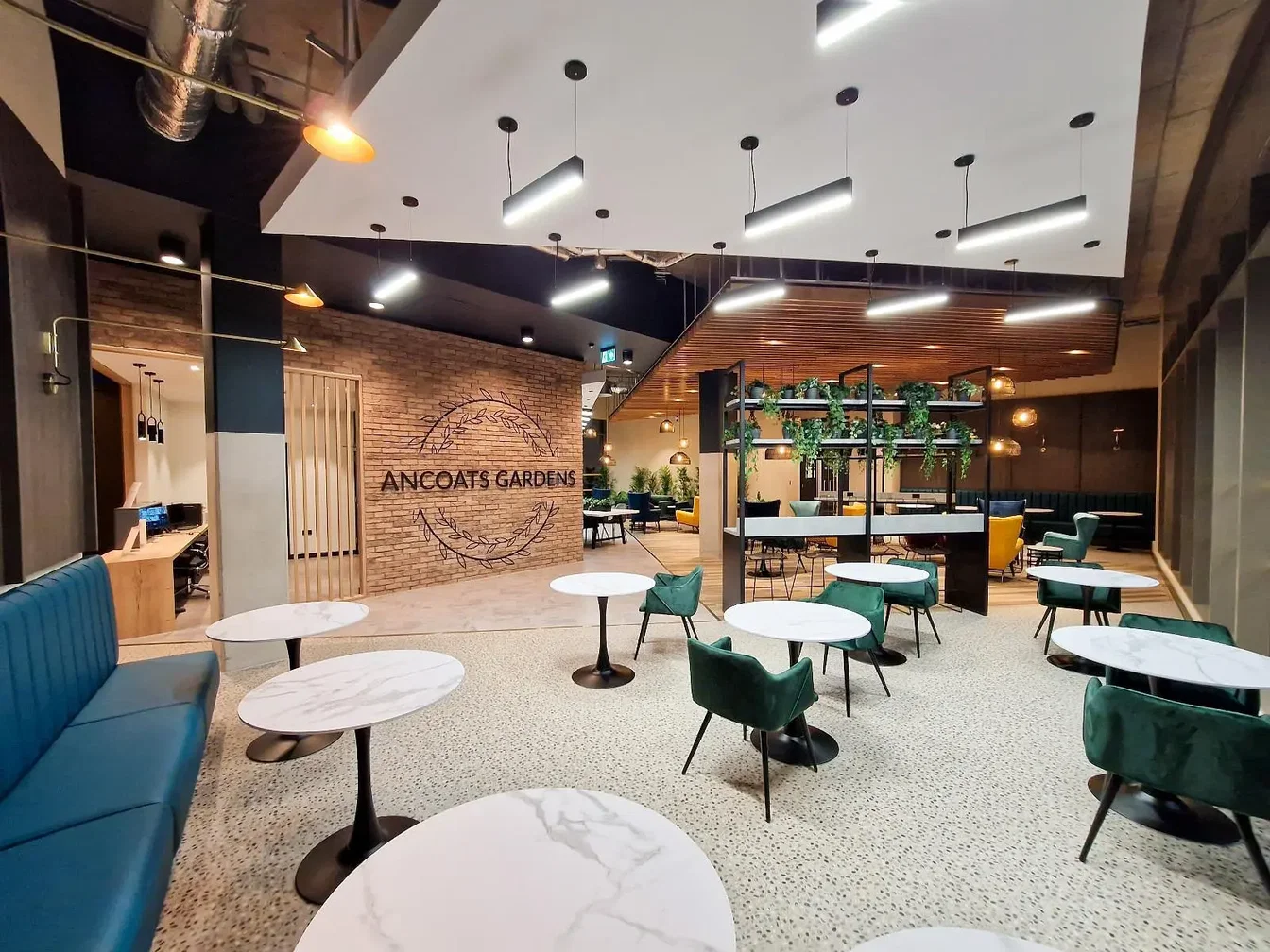 Salle à manger; style moderne, poutres en bois, lumière naturelle