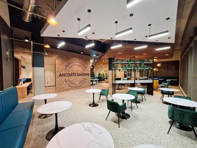 Salle à manger; style moderne, poutres en bois, lumière naturelle