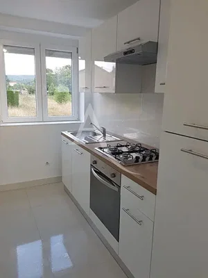 Кухиња; поглед, кухињски апарати, плочице, природно светло