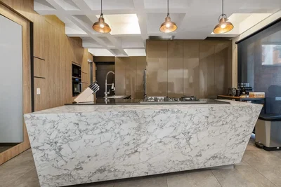 Cuisine; électroménager, carrelage, lumière naturelle, style moderne, rénové