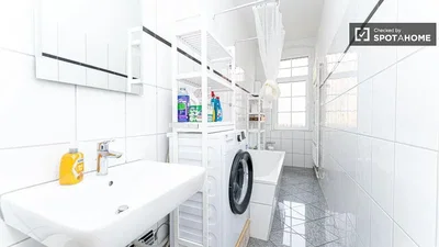 Купатило; плочице, природно светло