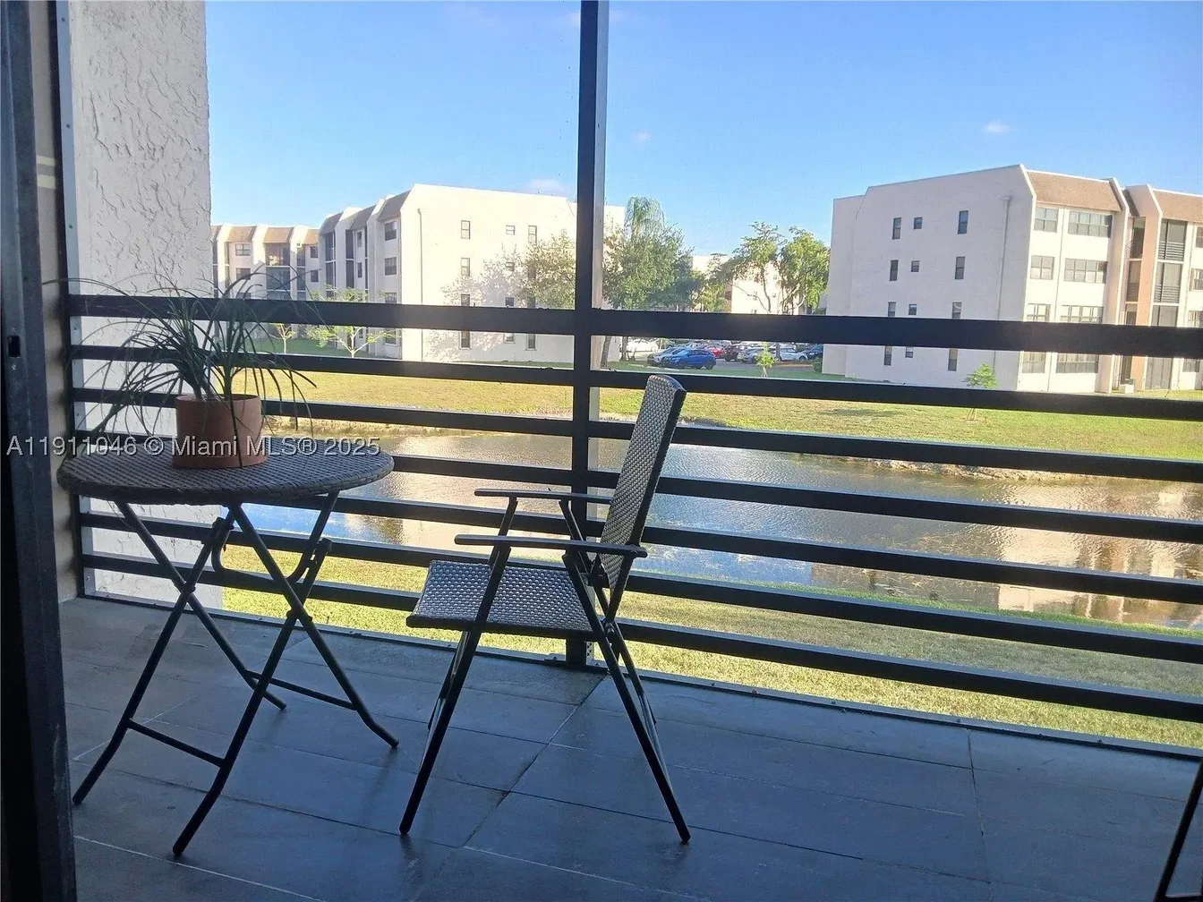 Balkon; pogled, pločice, prirodna svjetlost