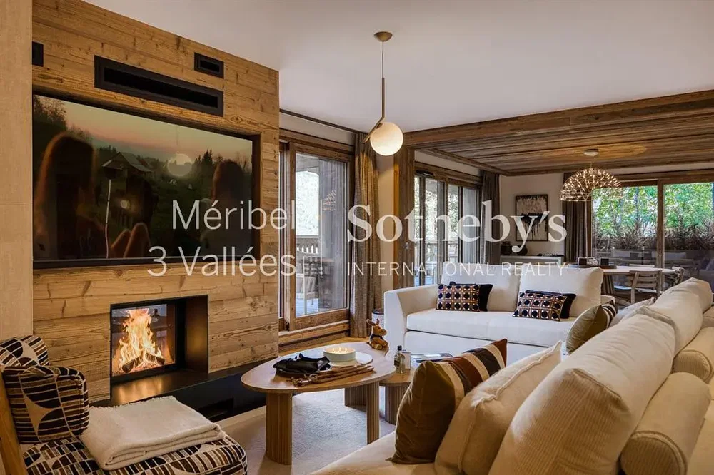Soggiorno; camino, travi in legno, luce naturale, stile moderno